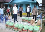 Bupati Nikson Motivasi dan Berikan Bantuan Bagi Warga Yang Terkonfirmasi COVID-19 di Desa Batu Manuppak Pangaribuan