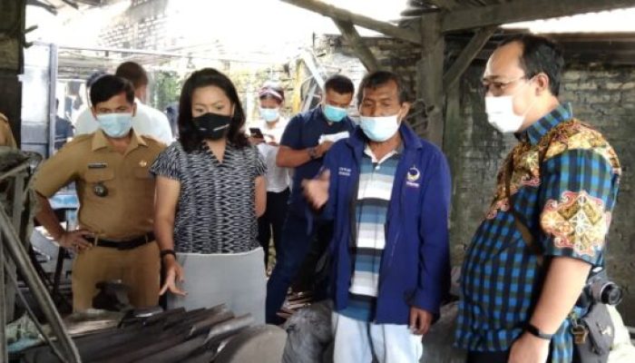Ketua Dekranasda Taput Bantu Fasilitasi Keluhan dari Pengrajin Pandai Besi  