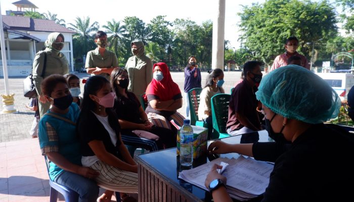 Ketua Persit KCK Koorcabrem 023 PD I/BB Tinjau Pelaksanaan  Serbuan Vaksinasi Massal 