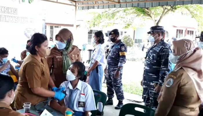 Serbuan Vaksin Maritim Lanal Sibolga ke SMAN 1 Sorkam Tapteng