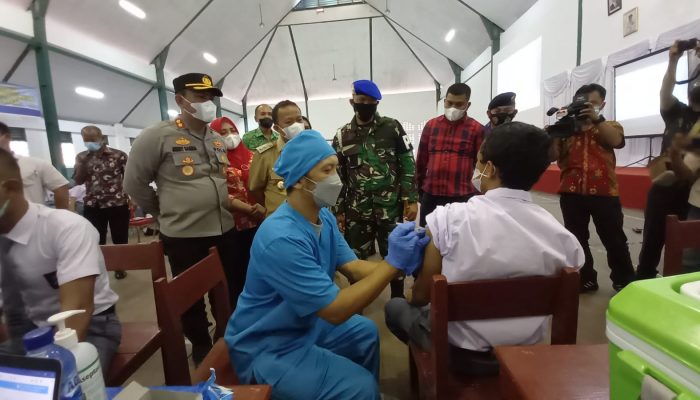 130 Orang Siswa SMAN1 Matauli Pandan Divaksin