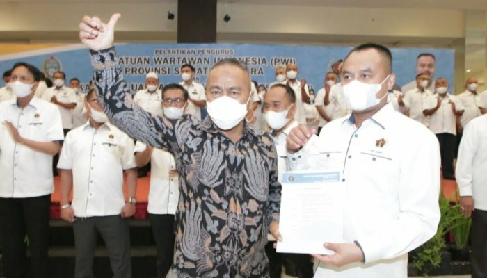 Farianda Putra Sinik Resmi Dilantik Pimpin PWI Sumut Periode 2021-2026
