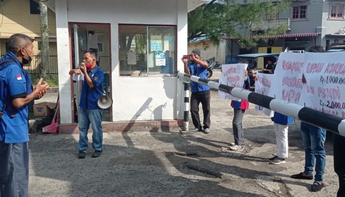 SBSI Demo Hotel WI Sibolga Tuntut Pembayaran Pesangon Terhadap Dua Karyawan Yang Diberhentikan
