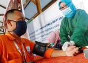 Pekerja Tambang Emas Martabe Disuntik Vaksin Booster Tahap Pertama