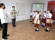 Saat Presiden Bertemu Anak-Anak Pandai Matematika di Humbang Hasundutan