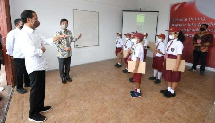 Saat Presiden Bertemu Anak-Anak Pandai Matematika di Humbang Hasundutan