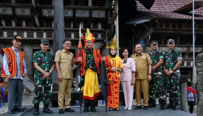 Sesampainya di Nias Selatan, Danrem 023/KS Terharu