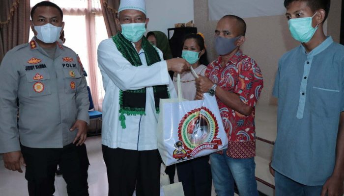 Penggali kubur, Pemandi Jenazah, Pengurus Gereja dan Masjid Terima Bansos dari Polres Tapteng