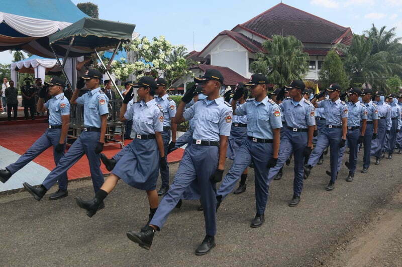 SIswa-siswi SMAN 1 Matauli Pandan saat mengikuti Barisan Defile pada acara pengukuhan siswa baru Mataulu Kelas X Angkatan XXIX tahun pendidikan 2022-2023, Sabtu (23/7). (Batakpost.com/HAT).