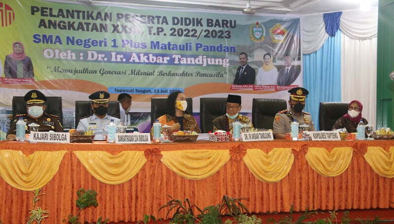 Forkopimnda Sibolga-Tapteng dan Provsu saat pengkuhan siswa baru SMAN 1 Matauli Pandan. (Batakpost.com/HAT)