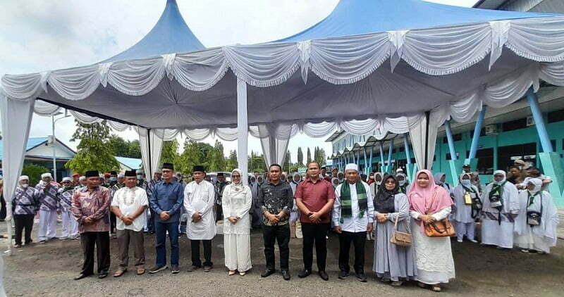 Pj Bupati Tapteng Yetty Sembiring bersama dengan Forkopimda, Ketua MUI Tapanuli Tengah dan Kakan Kemenag Tapteng saat menyambut kedatangan 46 Jemaah Haji asal Tapteng yang tiba di Bandara FL Tobing Pinangsori dari Bandara Kualanamu Medan, Minggu (24/7). (Batakpost.com/ist)