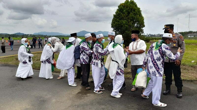 46 Jemaah Haji asal Tapanuli Tengah saat tiba di Bandara FL Tobing, Minggu (24/7/2022). (Ist)