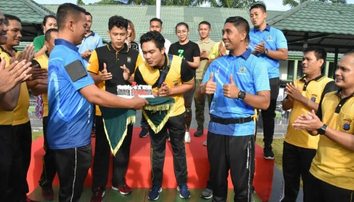 Di HUT Bhayangkara ke-76 Prajurit Korem 023/KS Berikan Kejutan