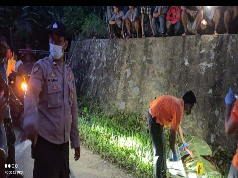 Olah TKP Pembunuhan di Sitahuis oleh Polisi. (Ist)
