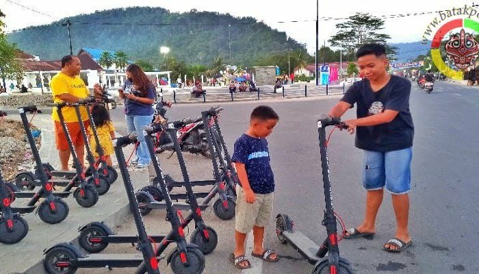 Yuk Main Skuter di Alun-alun Pandan