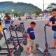 Serunya bermain skuter di alun-alun Pandan. (Batakpost.com/HAT)