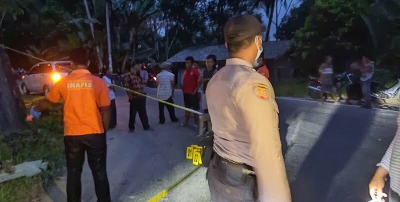 Polisi saat mengamankan pelaku pembunuhan di Sitahuis. (Ist)
