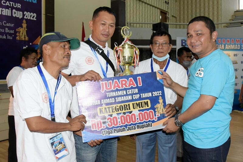Bakhtiar Ahmad Sibarani saat menyerahkan hadiah kepada Juara I Kategori Umum sebesar Rp 30 juta. Ada pun total hadiah Turnamen Catur Bakhtiar Ahmad Sibarani ini Rp 100 juta. (Ist)