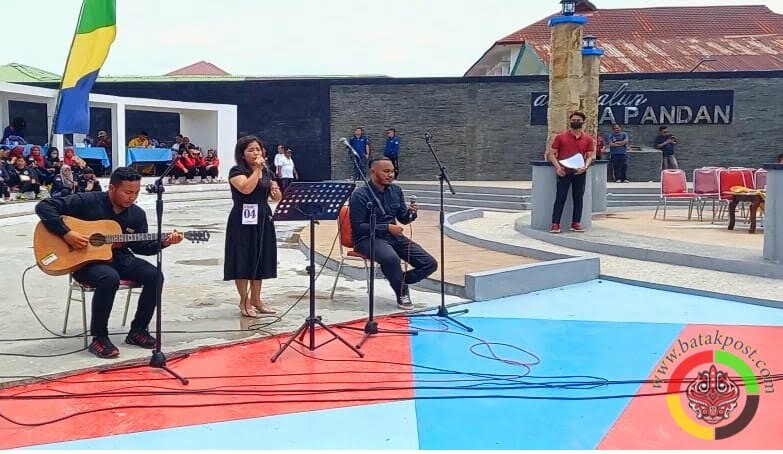 Penampilan salah satu peserta lomba Akustik. (Batakpost.com/Jas)