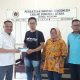 Ketua PWI Sumut saat menyerahkan santunan (Ist)