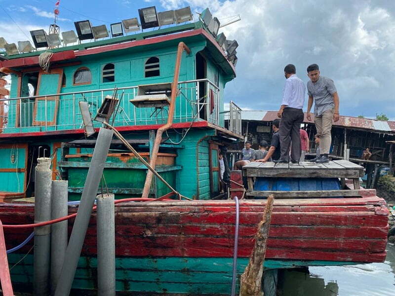 Kapal ikan yang terbakar di Sibolga. (Ist)