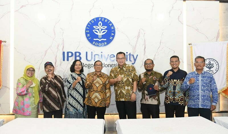 Krisnawati Tandjung, B.Sc., (Ketua Umum Yayasan Matauli) didampingi Ketua STPK Matauli, Dr. Ir. Joko Samiaji, M.Sc., Dekan FPIK IPB University Prof. Dr. Fredinan Yulianda M.Sc., Kepala SMA N 1 Matauli, Deden Rachmawan, S.Pd., M.M., dan Dekan FMIPA IPB, Dr. Berry Juliandi, S.Si., M.Si. (Dok Matauli).