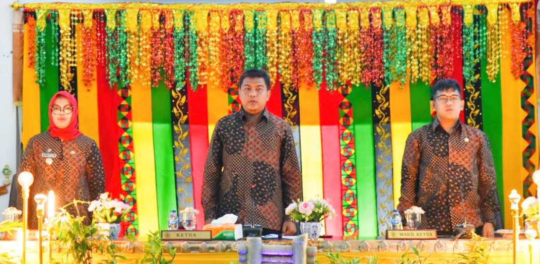 Pj Bupati Yetty Sembiring, Ketua dan Wakil ketua DPRD saat Rapat Paripurna. (Batakpost.com/Ist)