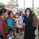Satika Simamora memberikan makanan bergizi untuk mencegah stunting. (Ist)