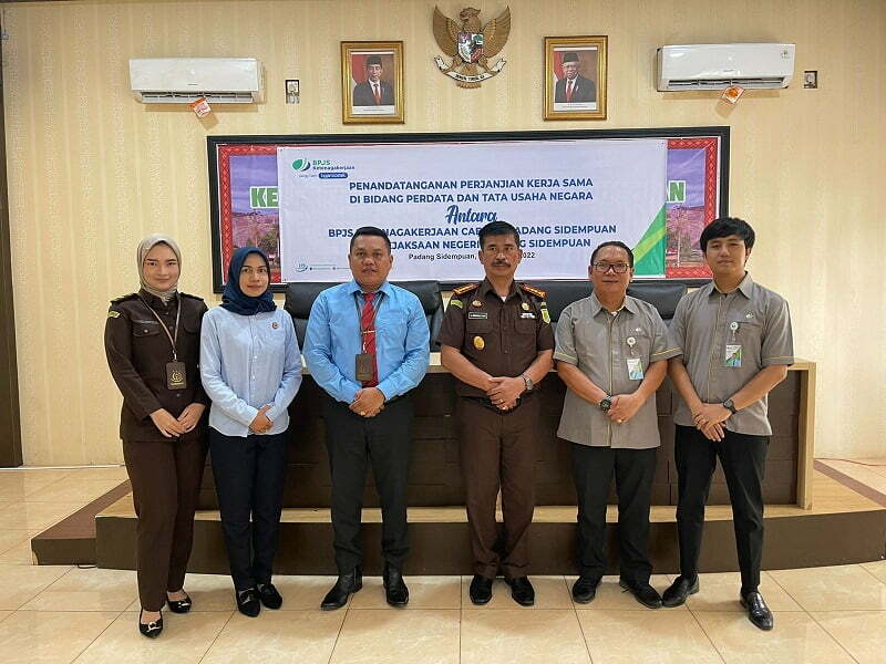 Foto bersama Kejari Sidimpuan dan Kepala Cabang Jamsostek. (Ist)