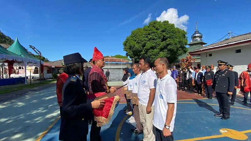 Kalapas Sibolga saat memberikan 636 remisi kepada Warga Binaan. (Ist)