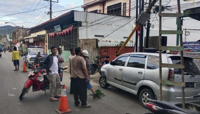 Datang dari Medan, Mobil Ini Nabrak Tiang di Sibolga