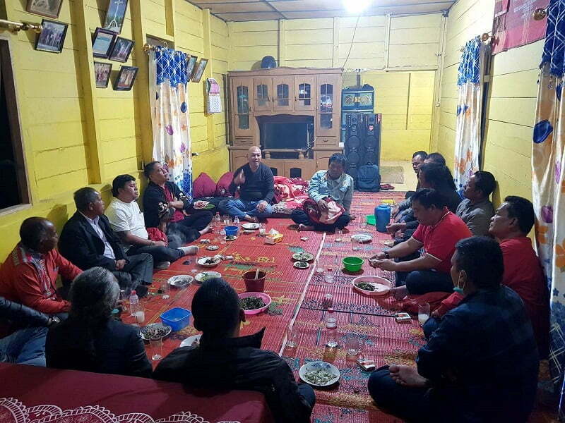 Bupati Nikson saat menginap di rumah warga di Dusun Sampinur Desa Horison Ranggitgit, Kecamatan Parmonangan, Tapanuli Utara, Senin (1/8). (Batakpost.com/Diskominfo Taput)