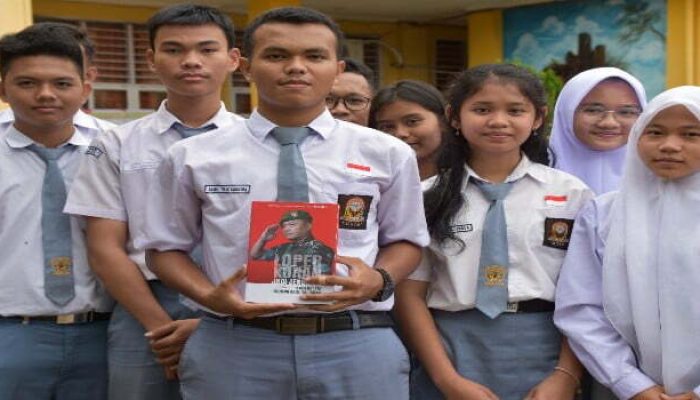 Buku Loper Koran Jadi Jenderal Bintang Empat Inspirasi Bagi Generasi Muda di Wilayah Korem 023/KS