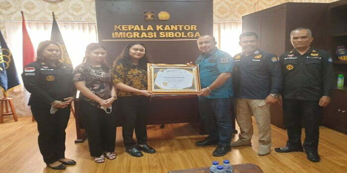 Kepala kantor Imigrasi Sibolga saat menerima Penghargaan dari KPPN Sibolga. (ist)