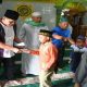 Danrem 023/KS saat menyantuni anak yatim. (Ist)