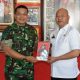 Danrem 023/KS saat menyerahkan Buku KSAD kepada Bupati Taput. (Ist)