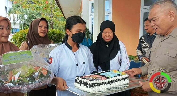 Kepala Dinas Pendidikan Sumatera Utara Dr H Asren Nasution saat melihat langsung hasil karya-karya anak SMK yang ada di Sibolga dan Kabupaten Tapanuli Tengah. Dikatakannya hasil-asil karya anak SMK nanti akan ditampung dan disalurkan lewat badan usaha yang akan didirikan Pemerintah Provinsi Sumatera Utara lewat Dinas Pendidikan. (Batakpost.com/Jas)