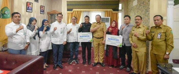 Wali Kota Sidimpuan Irsan Serahkan Jaminan Kematian dari Jamsostek. (Ist)