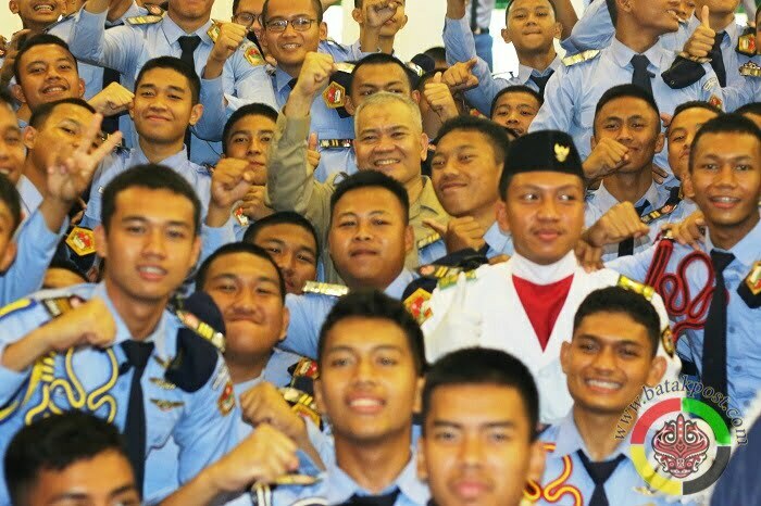 Kepala Dinas Pendidikan Sumatera Utara, Dr Asren Nasution foto bersama dengan siswa SMAN 1 Matauli Pandan, dalam kunjungannya ke SMAN 1 Matauli Pandan, Jumat (16/9/2022). (Batakpost.com/red)