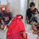 Petugas SPBU Pandan saat membantu mendaftarkan ke Aplikasi. (Batakpost.com/Jas)