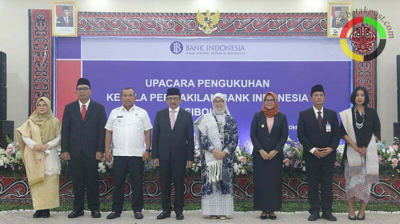 Deputi Gubernur BI Juda Agung (empat dari kiri) foto bersama dengan Wali Kota Sibolga H Jamaluddin Pohan, Pj Bupati Tapteng Yetty Sembiring, Kepala Perwakilan BI Sibolga Yuliansah Andrias dan Kepala Perwakilan BI Tasikmalaya Aswin Kosotali usai dikukuhkan oleh Deputi, Jumat (28/10/2022). (Batakpost.com/Jason Gultom)