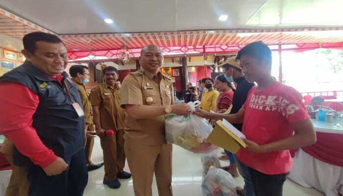 Bupati Taput Serahkan Bantuan Kemensos Untuk Masyarakat Terdampak Gempabumi Senilai Rp 3 Miliar Lebih