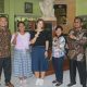 Nele Pampel (tengah) Guru Magang Jerman di SMA Matauli Pandan foto bersama dengan Kepala Sekolah dan guru-guru. (Batakpost.com/Jas)
