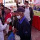 Gus Irawan Pasaribu saat menyerahkan bantuan sembako kepada korban gempa Taput. (Doc Gerindra Taput)