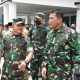 Pangdam I/BB bersama dengan Danrem 023/KS saat meninjau korban gempa. (Ist)