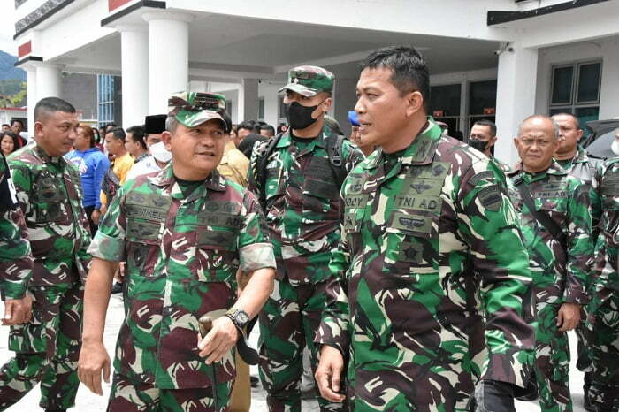 Pangdam I/BB bersama dengan Danrem 023/KS saat meninjau korban gempa. (Ist)