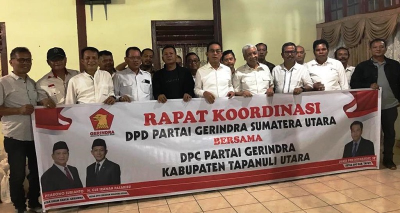 Ketua Gerindra Sumut H Gus Irawan Pasaribu foto bersama dengan para pengurus Gerindra dari berbagai wilayah yang ada di Sumut pada acara Rapat Koordinasi Partai Gerindra Tapanuli Utara yang digelar di Tarurung, Tapanuli Utara, Jumat (11/11/2022). (Batakpost.com/Ist)