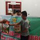 Ketua GP Alwasliyah Tapanuli Tengah, Aditya Melfan Tanjung saat menyerahkan bantuan sembako dari hasil penggalangan tiga organisasi pemuda di Tapteng. (Batakpost.com/ist)
