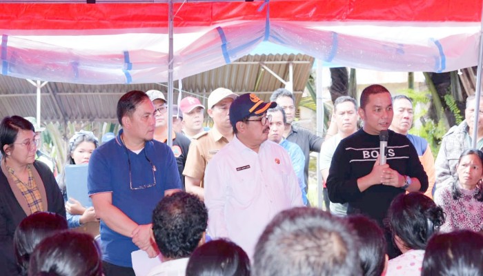 Pj Bupati Tapteng Elfin Iliyas Nainggolan (Kaos Biru) bersama mantan Bupati Tapteng Bakhtiar Ahmad Sibarani dan Kepala BPBD Sumut saat menyerahkan bantuan terhadap korban longsor di Barus Utara. (Batakpost.com/Jas)