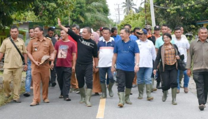 Pj Bupati Tapteng Elfin Nainggolan bersama Bakhtiar Sibarani Tinjau dan Bantu Korban Longsor Barus Utara